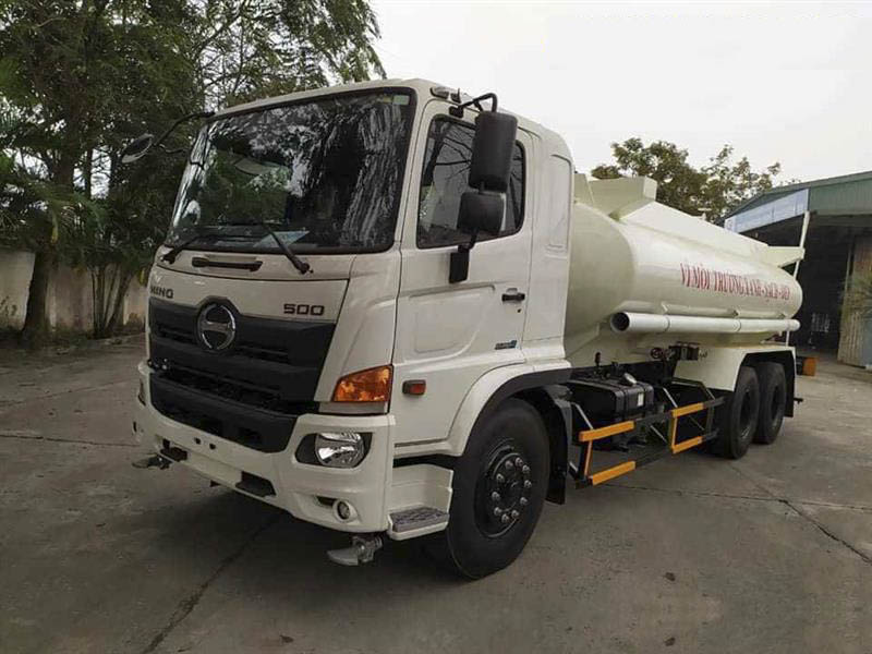 Điều khiển hệ thống phun tưới bằng đóng mở van tay gạt và van khí, công tắc điều khiển trên cabin.