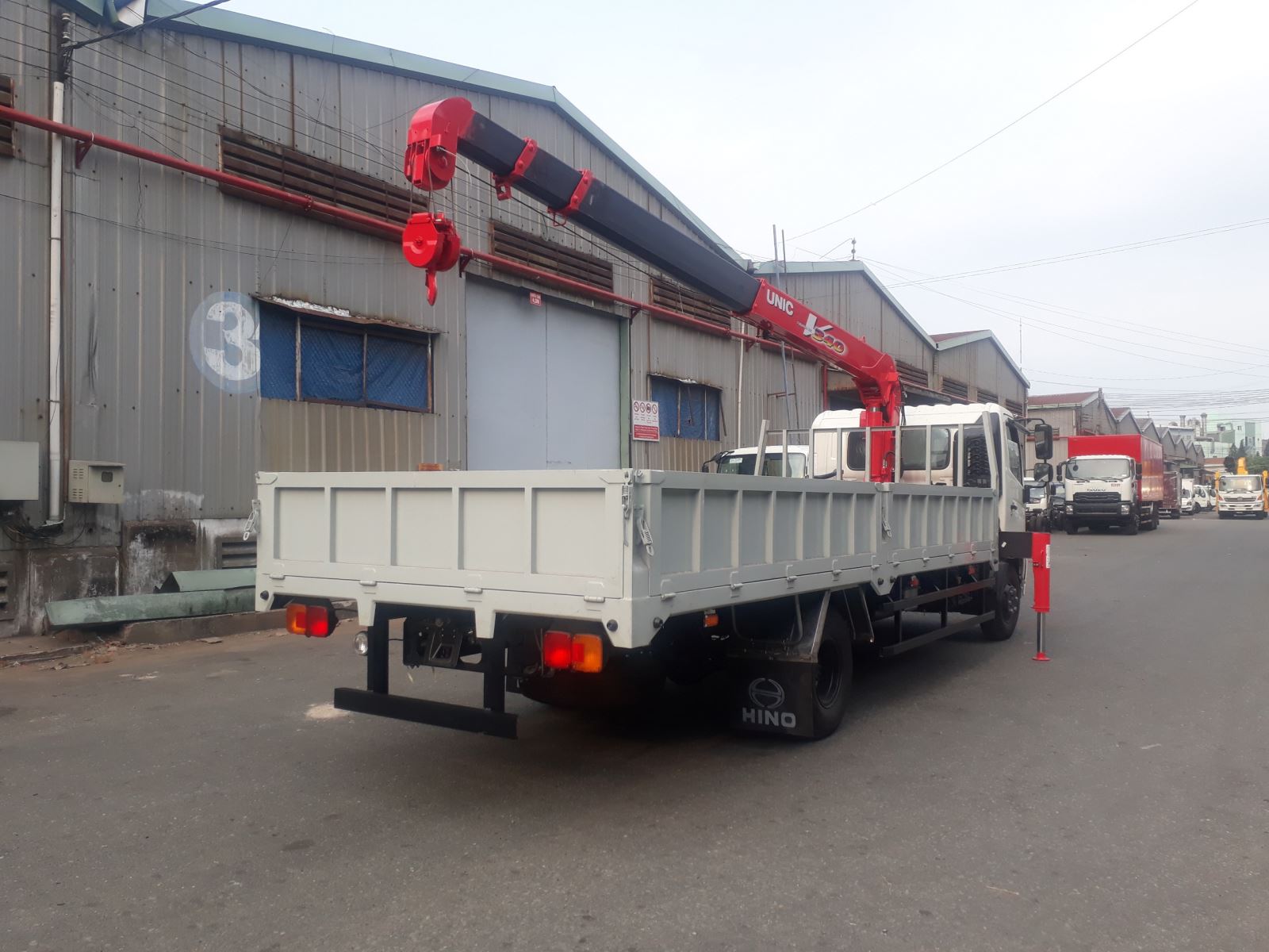 Xe được trang bị Cần cẩu thủy lực nhãn hiệu UNIC model URV345 có sức nâng lớn nhất/tầm với theo thiết kế là 3030 kg/2,4 m và 250 kg/12,11 m